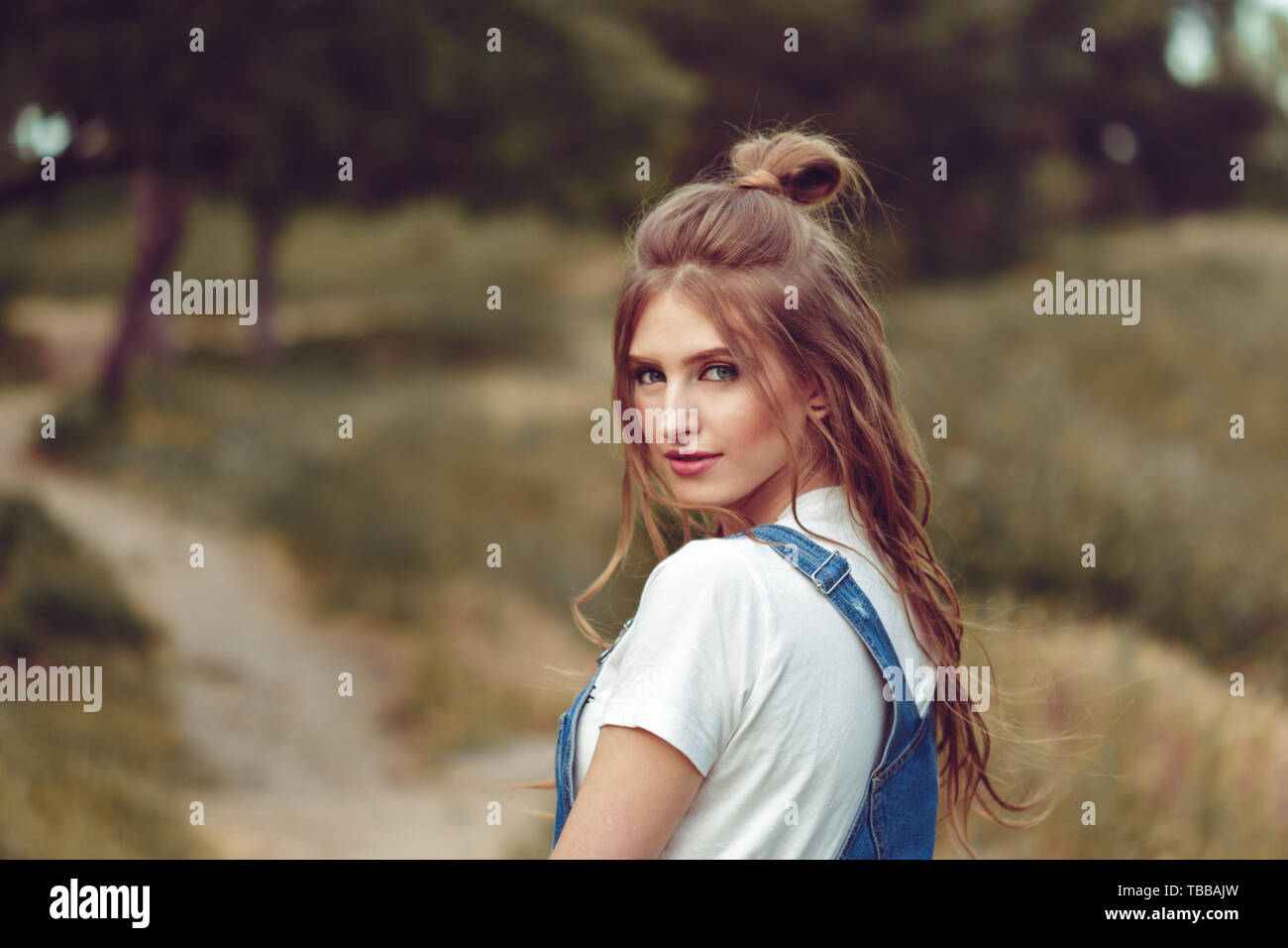 Outdoors portrait of beautiful young girl Stock Photo - Alamy
