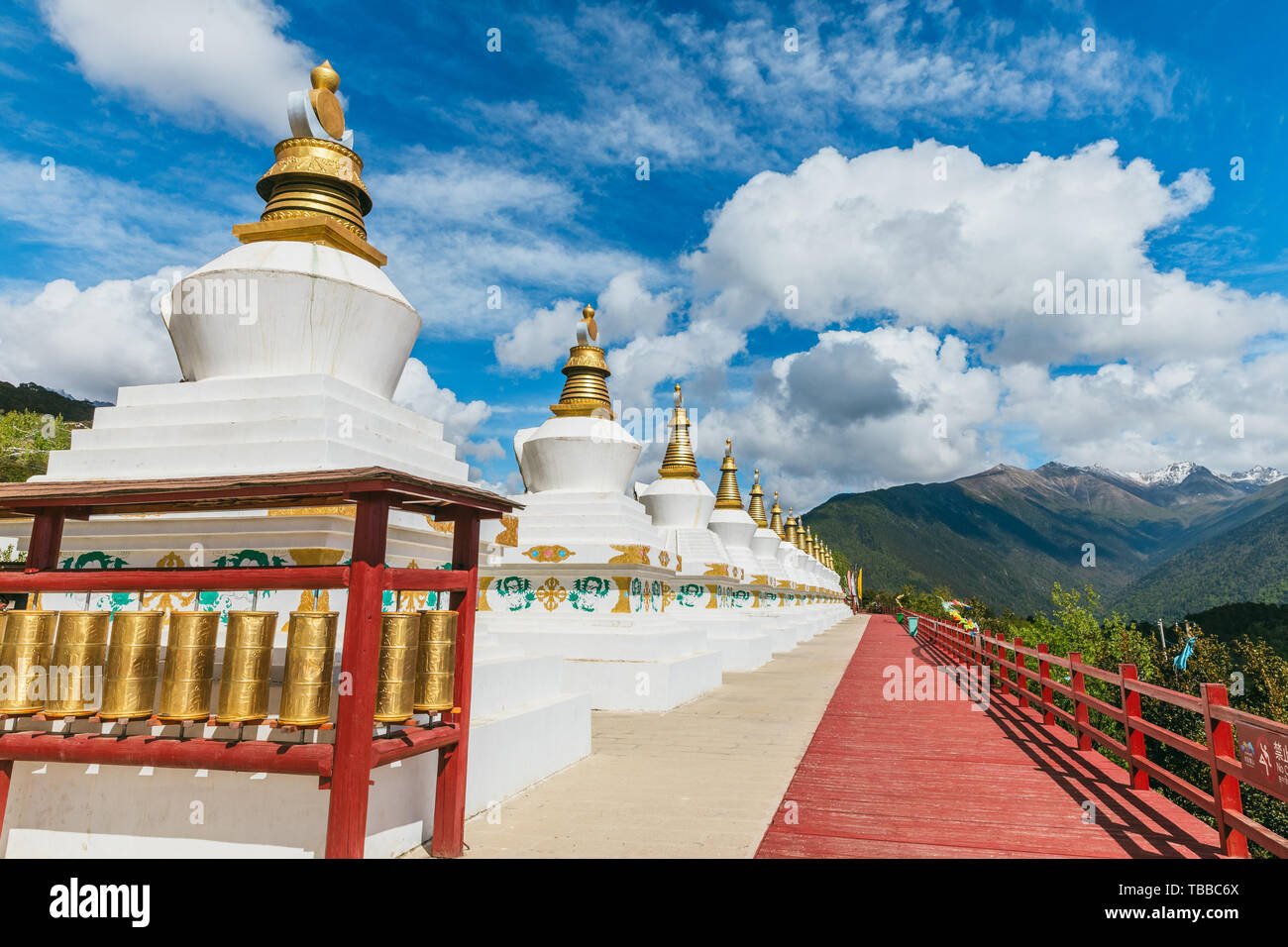 Yunnan province monastery snow hi-res stock photography and images - Alamy