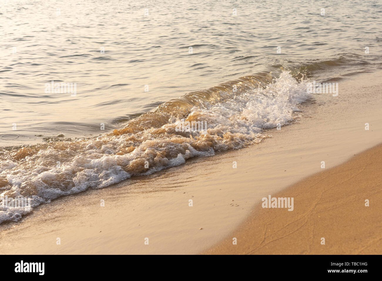 Beautiful waves on paradise beach hi-res stock photography and images ...