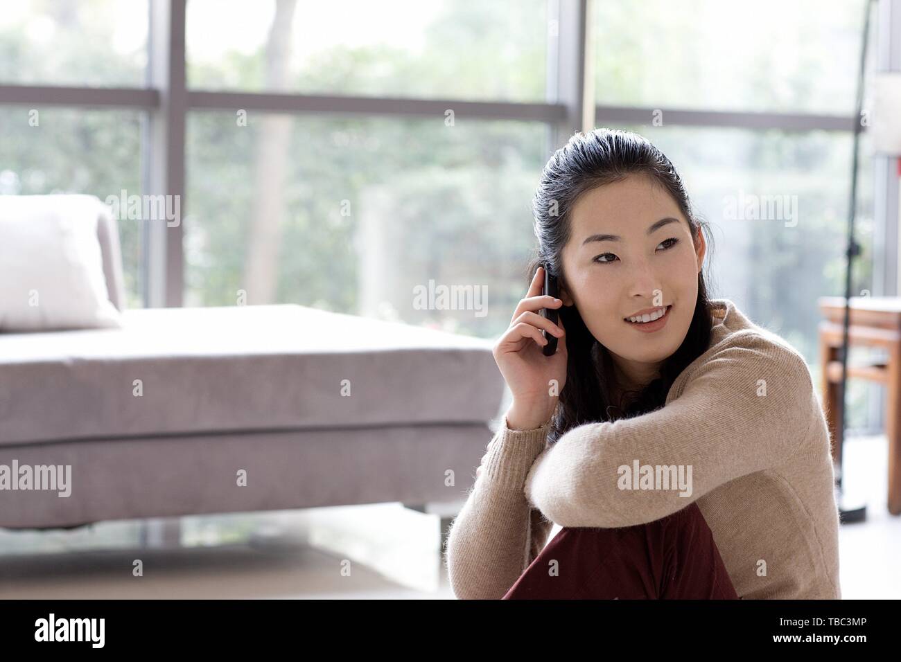 Phone call smile asian hi-res stock photography and images - Alamy