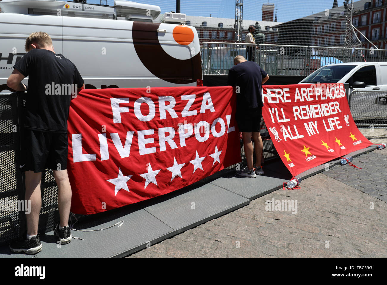 Liverpool fans attach flags to barriers in Plaza Mayor in Madrid ahead of Tottenham Hotspur v Liverpool in the Champions League Final at the Wanda Metropolitano stadium on Saturday night. Stock Photo