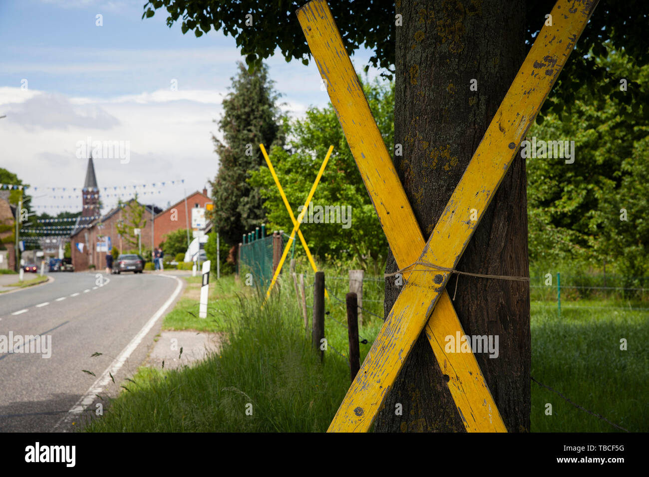 the village of Keyenberg near Erkelenz is to give way to the Garzweiler lignite mine in the next few years, yellow crosses as protest, Erkelenz, Germa Stock Photo