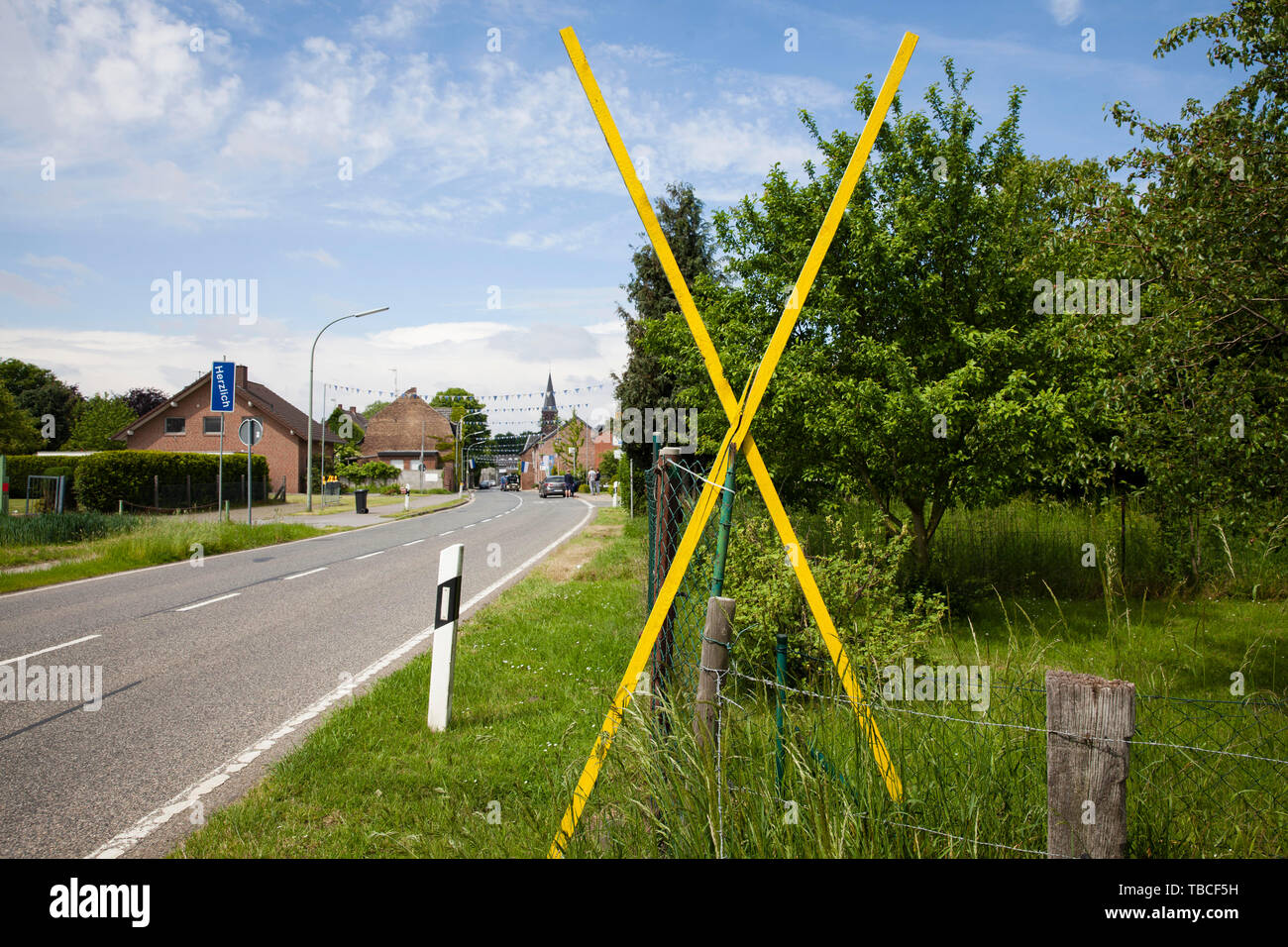 the village of Keyenberg near Erkelenz is to give way to the Garzweiler lignite mine in the next few years, yellow crosses as protest, Erkelenz, Germa Stock Photo