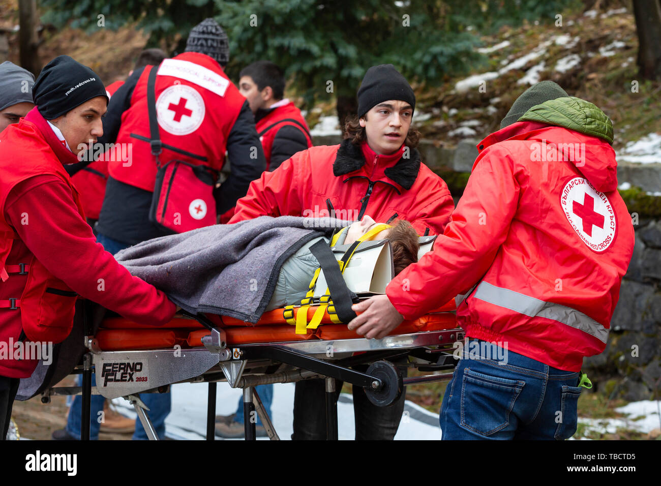 Red cross volunteer hi-res stock photography and images - Alamy