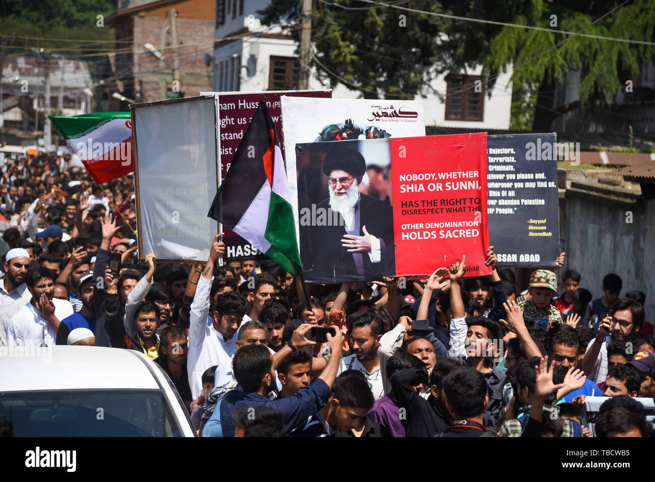 Kashmiri Shiite Muslims shout pro Palestine and pro freedom slogans as ...