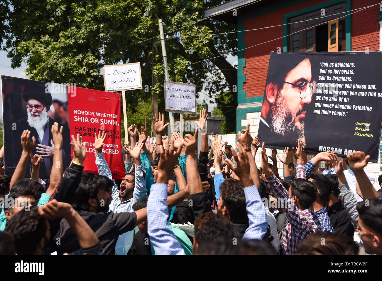 Kashmiri Shiite Muslims shout pro Palestine and pro freedom slogans as ...