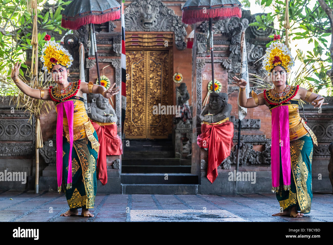 Banjar Gelulung, Bali, Indonesia - February 26, 2019: Mas Village. Play on  stage setting. Two women with head ornaments and traditional dress with pin  Stock Photo - Alamy