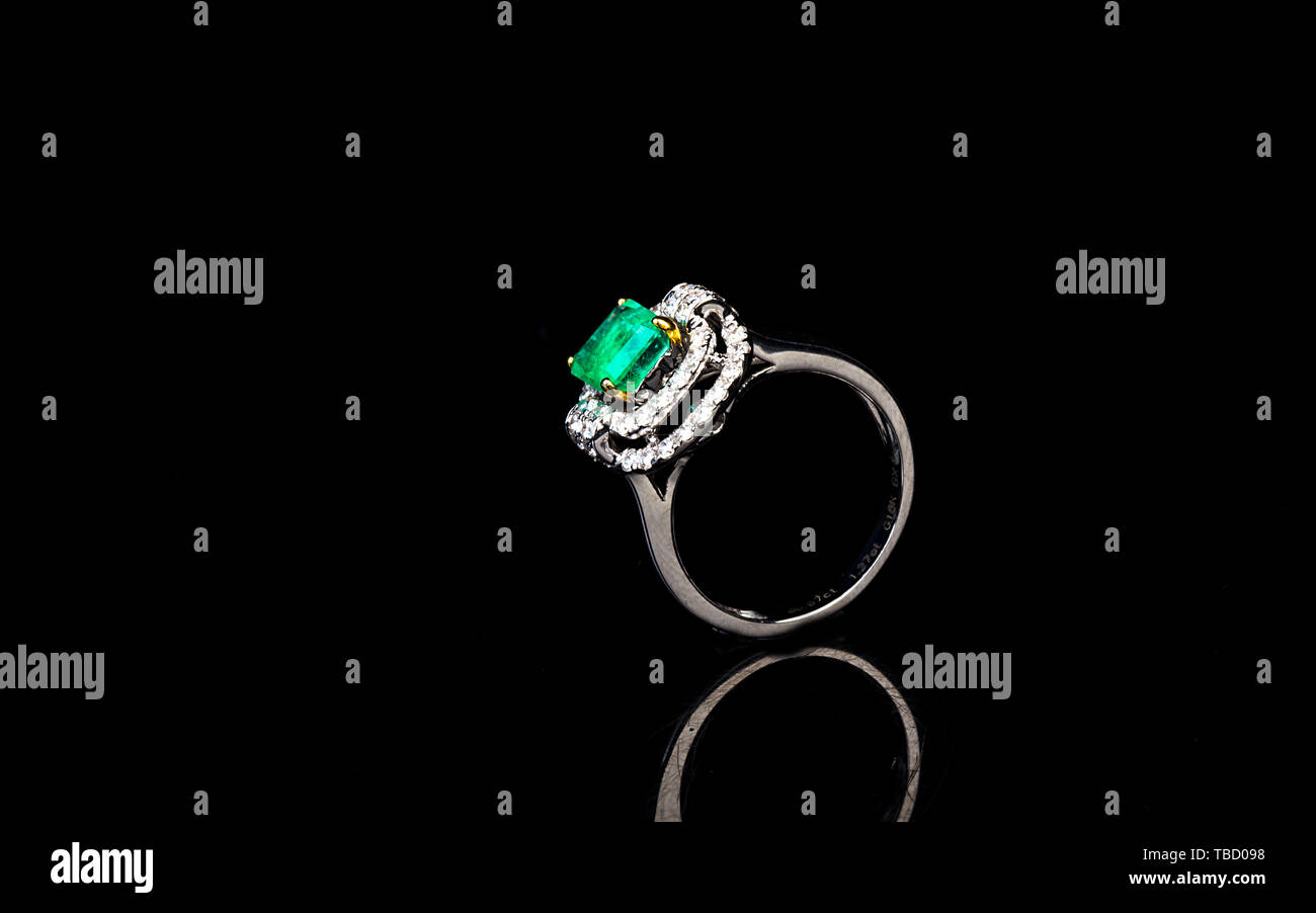 Emerald Gold Jewellery High Resolution Stock Photography and Images - Alamy