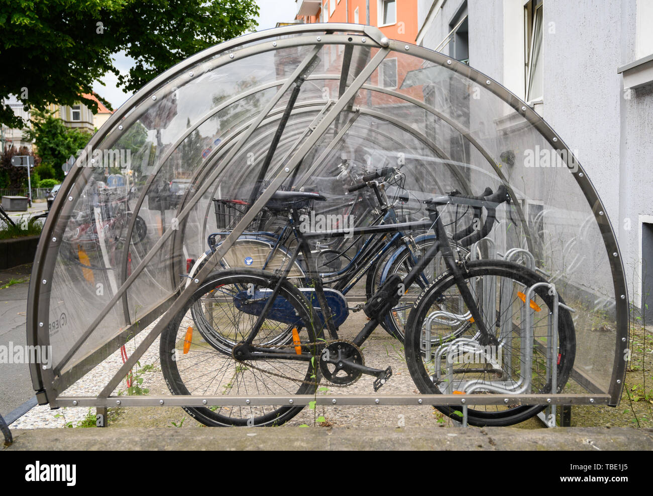 Hameln, Germany. 28th May, 2019. There are bicycles in a lockable bicycle  box in front of a house. In view of the high number of thefts, more and  more cities in Lower