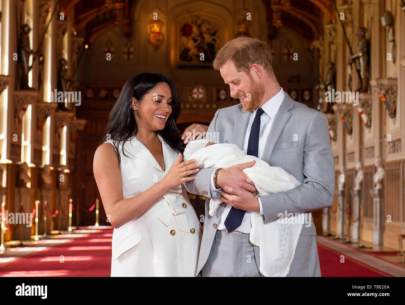 Beijing, Britain. 8th May, 2019. Britain's Prince Harry, Duke of Sussex (R), and his wife Meghan Markle, Duchess of Sussex, pose for a photo with their son in St George's Hall at Windsor Castle in Windsor, Britain, on May 8, 2019. Credit: Dominic Lipinski/PA Wire/Xinhua/Alamy Live News Stock Photo