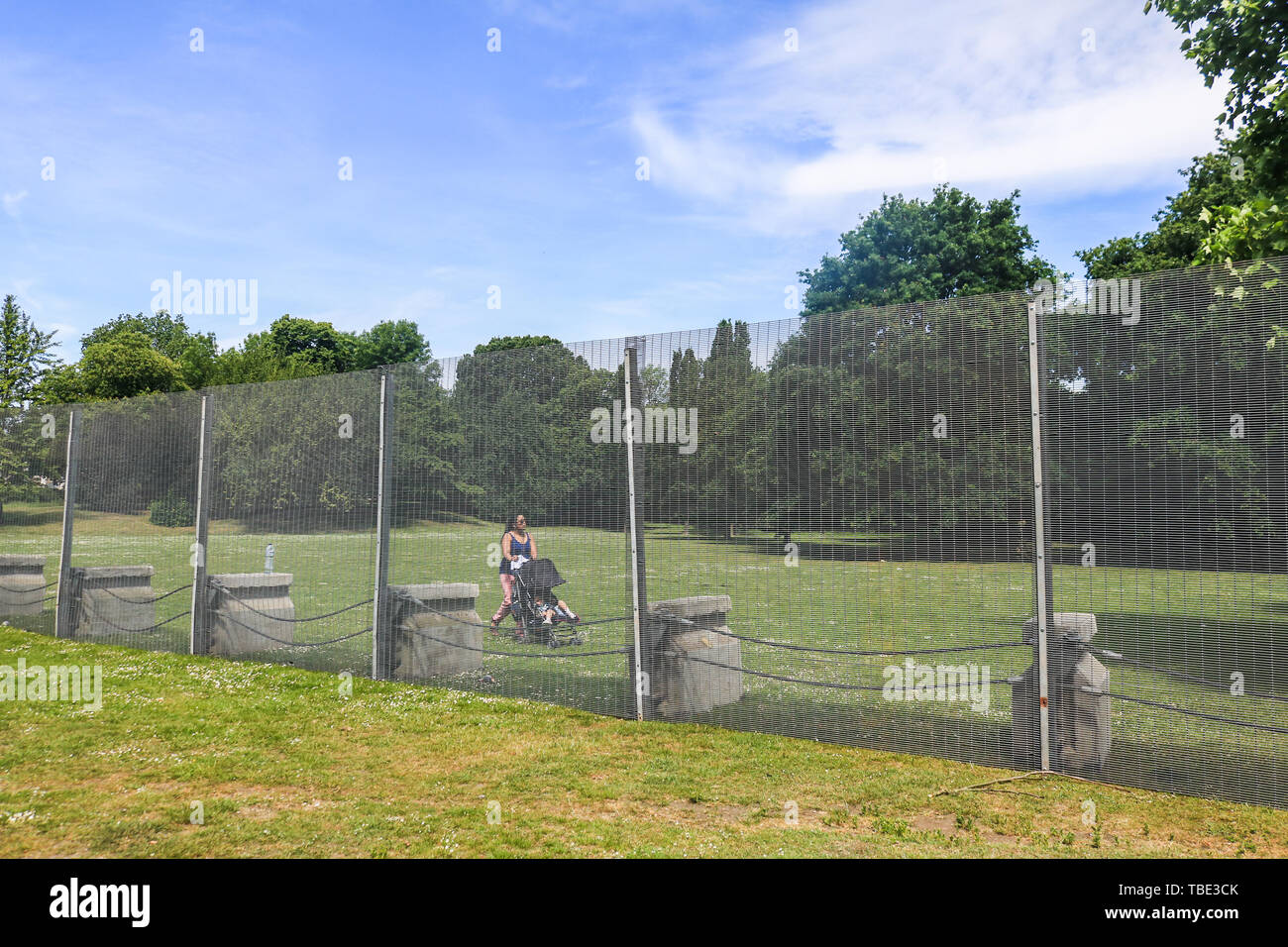 London UK. 1st June 2019. High steel  mesh security fences are erected around the perimeter of the American Ambassador's residence at Winfield House in Regent's  Park ahead of the State Visit of US President Donald Trump London UK. 1st June 2019. The minaret of  Regent's Park mosque seen next to security fences which have been installed around Winfield House residence of the Ambassador of the United States of America in Regent's Park ahead of the State Visit of President Donald Trump Credit: amer ghazzal/Alamy Live News Stock Photo