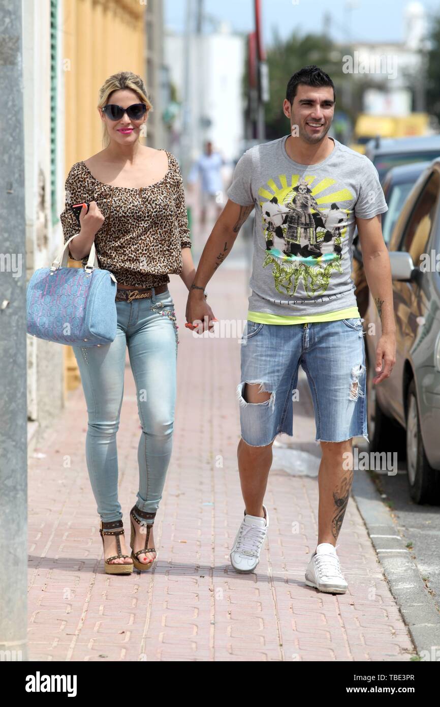 IBIZA, SPAIN - JUNIO 02: (EXCLUSIVO) El futbolista del Atletico de Madrid  Jose Antonio Reyes y su novia Ana se ven caminar juntos durante un paseo  por Ibiza, EspaÃ±a el 02 de