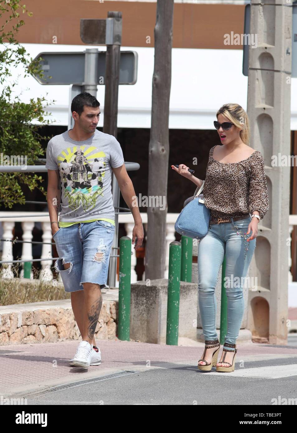 IBIZA, SPAIN - JUNIO 02: (EXCLUSIVO) El futbolista del Atletico de Madrid  Jose Antonio Reyes y su novia Ana se ven caminar juntos durante un paseo  por Ibiza, EspaÃ±a el 02 de