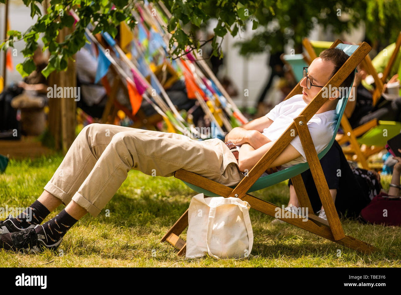 The Hay Festival, Hay on Wye, Wales UK , Saturday 01 June 2019.   People enjoying a scorching hot sunny first day of summer, Jue 1st,   at the 2019 Hay Festival   The festival, now in its 32nd year, held annually in the small town of Hay on Wye on the Wales - England border,  attracts the finest writers, politicians and intellectuals from  across the globe for 10 days of talks and discussions, celebrating the best of the written word and critical debate  Photo © Keith Morris / Alamy Live News Stock Photo