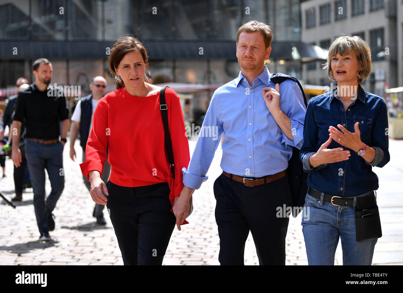 Chemnitz, Germany. 01st June, 2019. Michael Kretschmer (CDU, M), Prime Minister of Saxony, his partner Annett Hofmann (l) and Barbara Ludwig (SPD), Lord Mayor of Chemnitz, walk across the city's market square. At the same time, a demonstration of the right-wing NPD youth organization Young National Democrats and several counter-demonstrations take place in the city. Credit: Hendrik Schmidt/dpa-Zentralbild/ZB/dpa/Alamy Live News Stock Photo