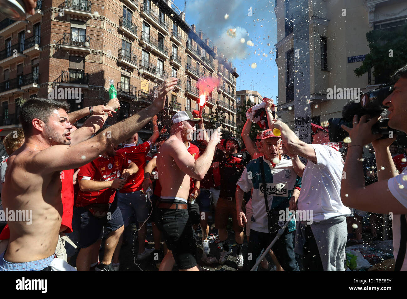 Madrid, Spain. 01st June, 2019. Fans arrive for the Champions League Final in Madrid on Saturday, 01. Today the final between Tottenham and Liverpool in the Spanish capital takes place. (PHOTO: VANESSA CARVALHO/BRAZIL PHOTO PRESS) Credit: Brazil Photo Press/Alamy Live News Stock Photo