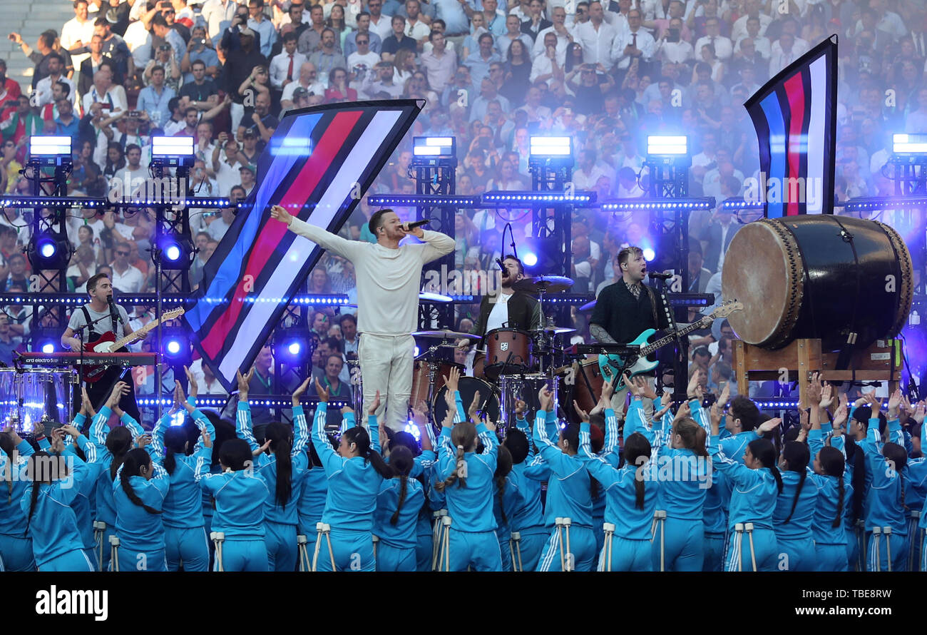 Madrid, Spain. 01st June, 2019. Soccer: Champions League, Final Tottenham  Hotspur - FC Liverpool at Wanda Metropolitano Stadium. American rock band  Imagine Dragons with singer Dan Reynolds (M, white shirt) plays at