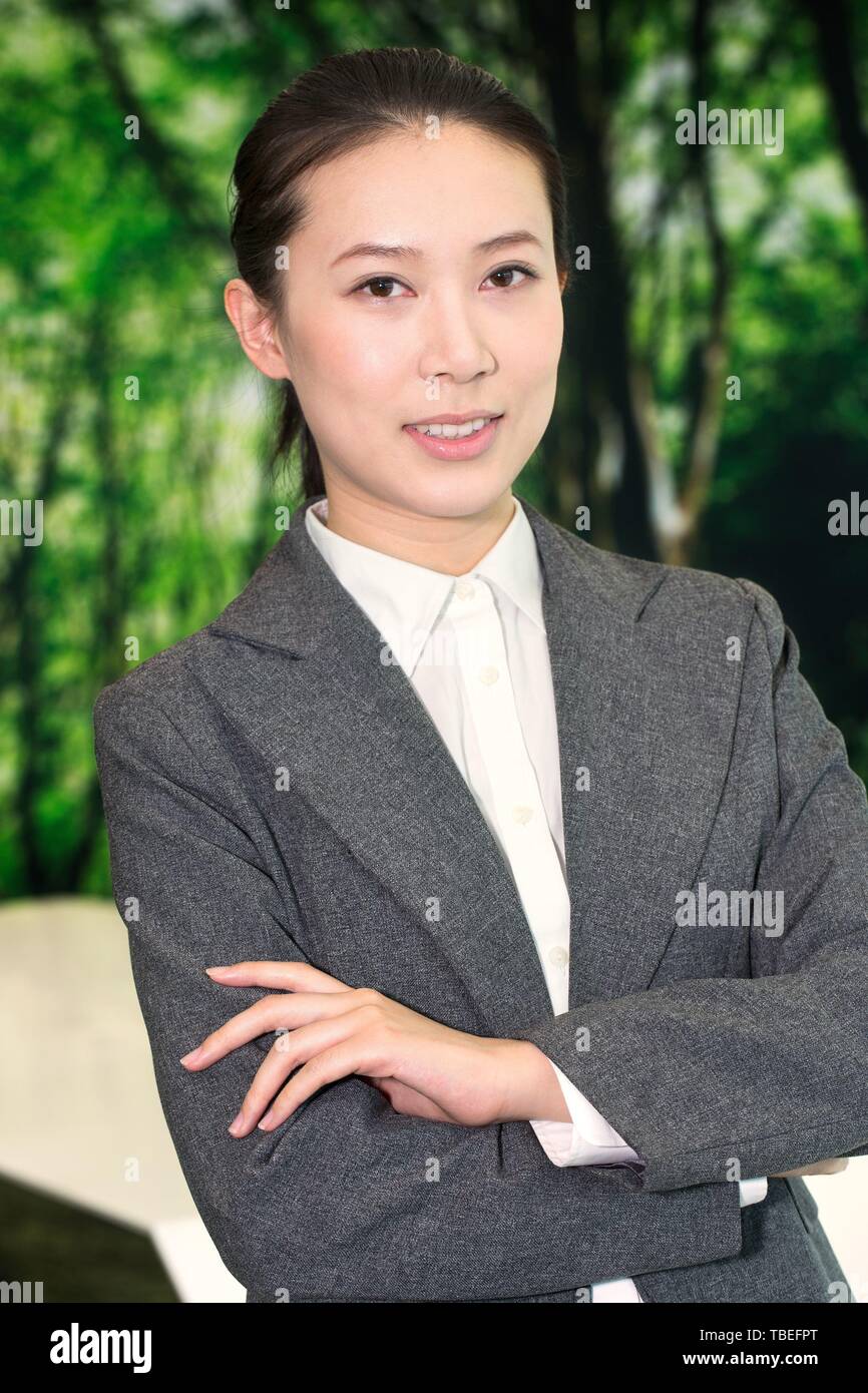 Well dressed woman hi-res stock photography and images - Alamy