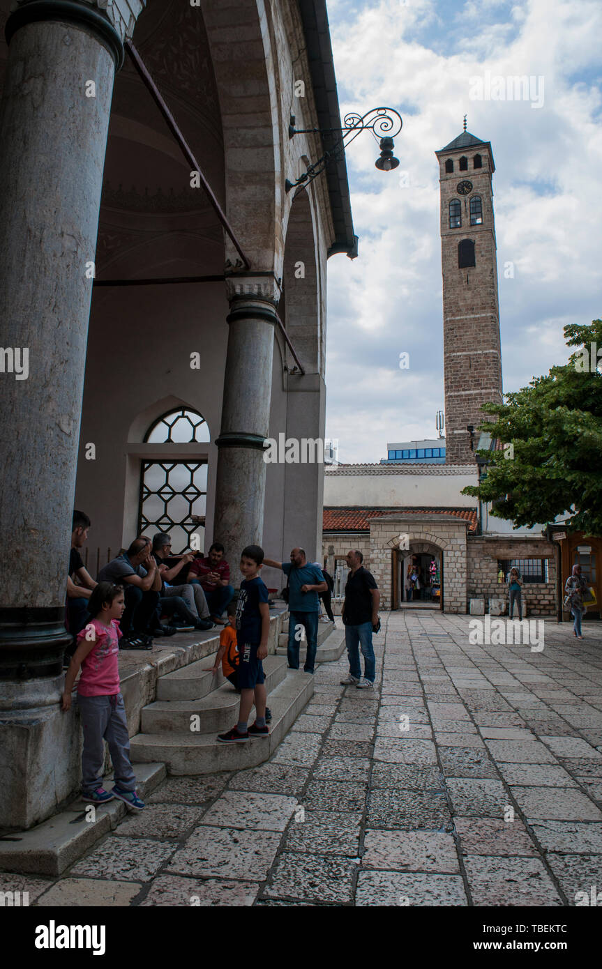 Sarajevo: muslim children and men in the courtyard of the Gazi Husrev-beg Mosque (1532), the largest historical mosque in Bosnia and Herzegovina Stock Photo