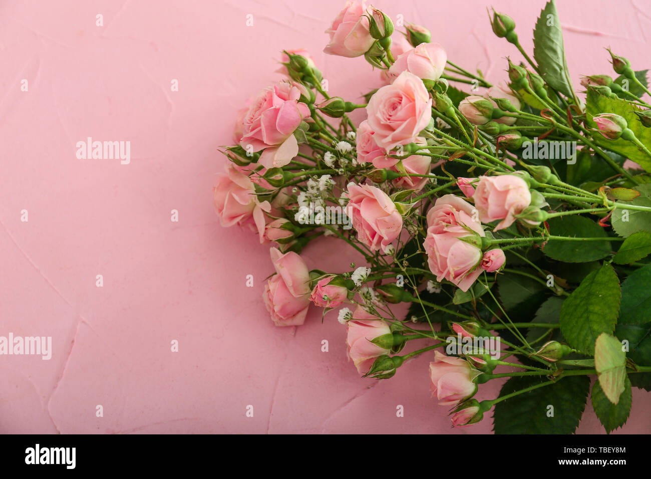 Bouquet of beautiful roses on color background Stock Photo - Alamy