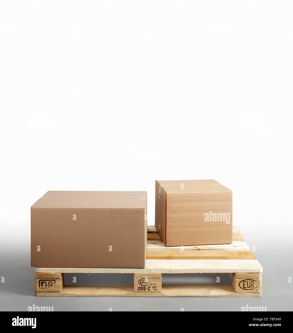 Cartons on euro pallet hires stock photography and images Alamy