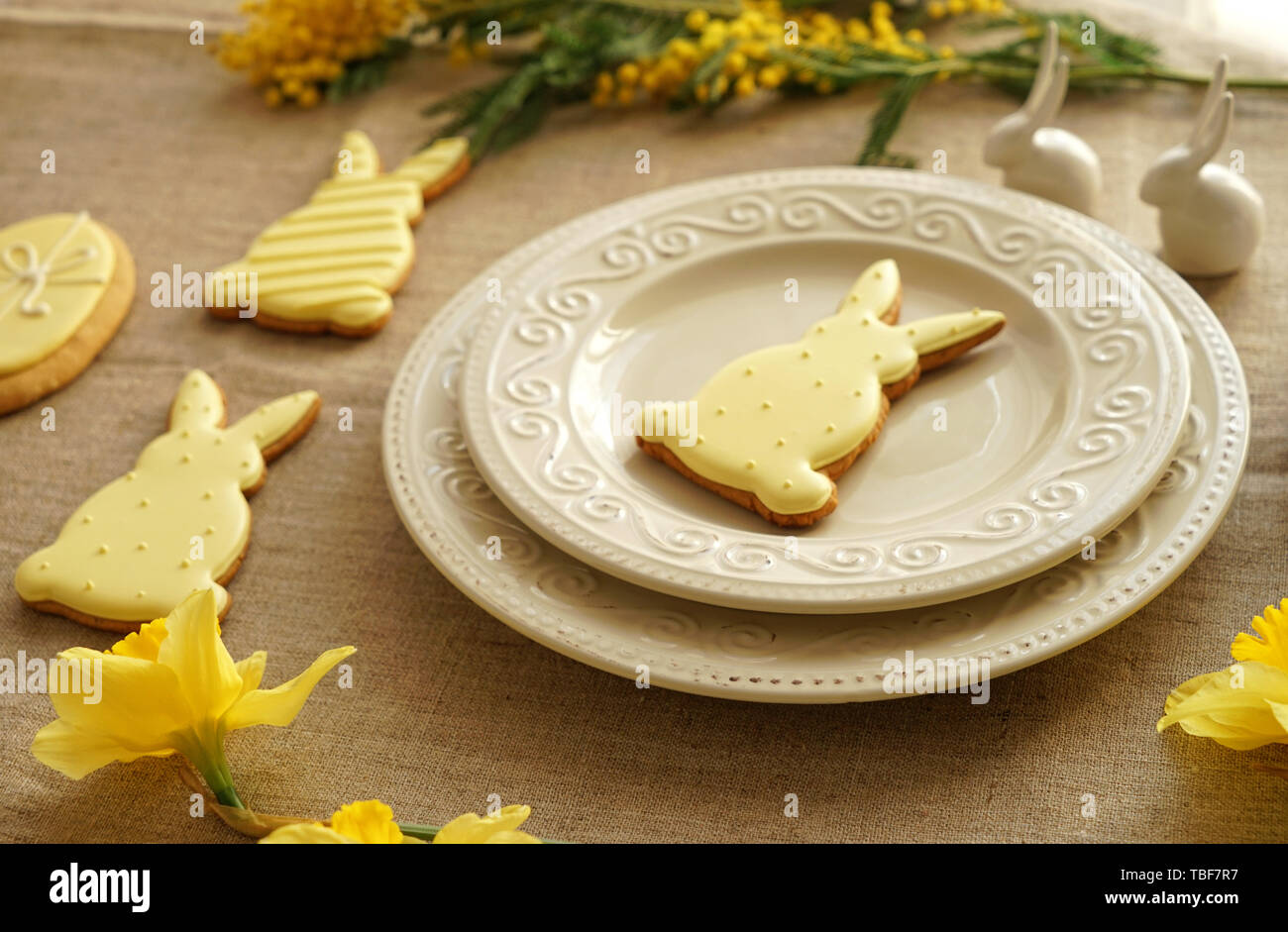 Child setting table plates hi-res stock photography and images - Alamy