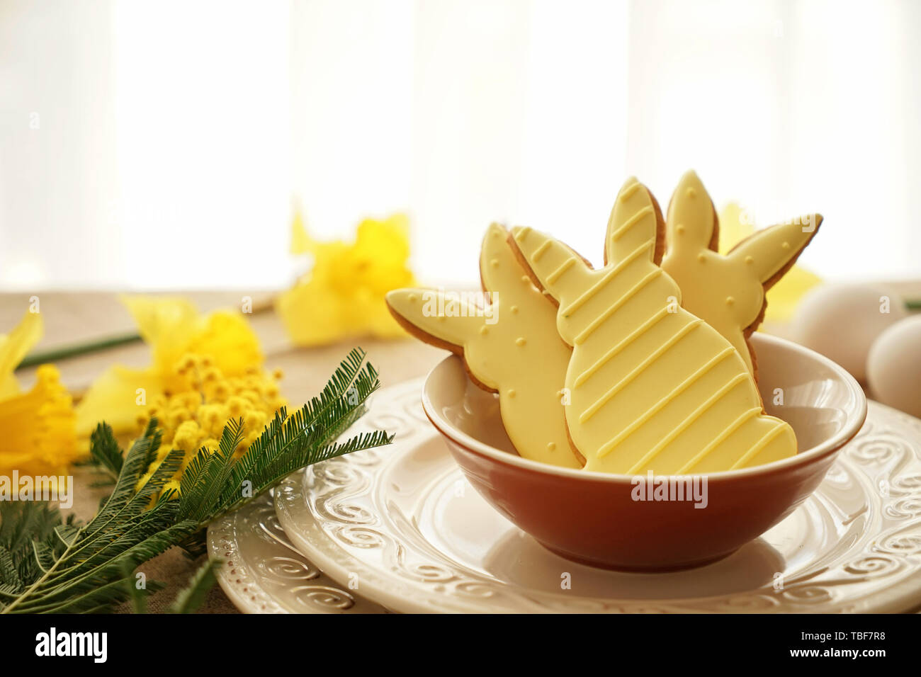Child setting table plates hi-res stock photography and images - Alamy