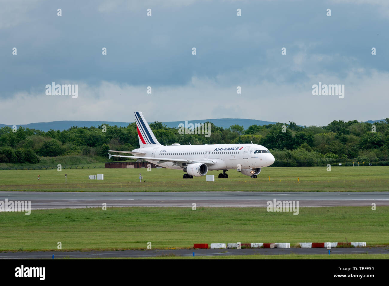MANCHESTER UK, 30 MAY 2019: Airfrance Airbus A320 flight AF1068 from Paris lands on Runway 28R at Manchester Airport. Stock Photo