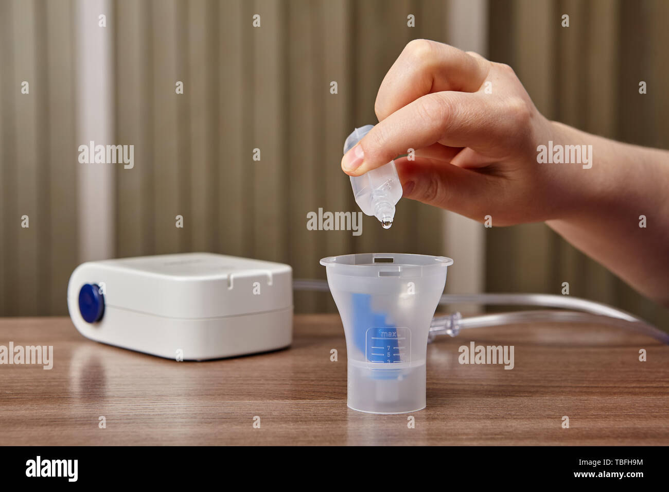 Preparing medicine for nebulizer chamber with compressor nebuliser system  near on the table, use of a nebulizer in the treatment of respiratory disea  Stock Photo - Alamy