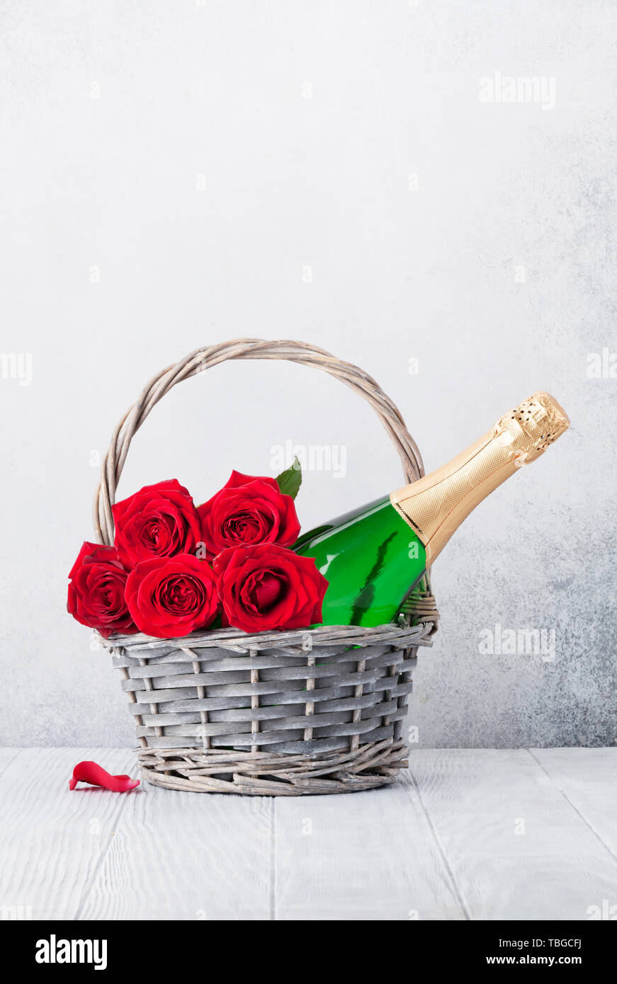 Valentine's day greeting card with red rose flowers bouquet and ...