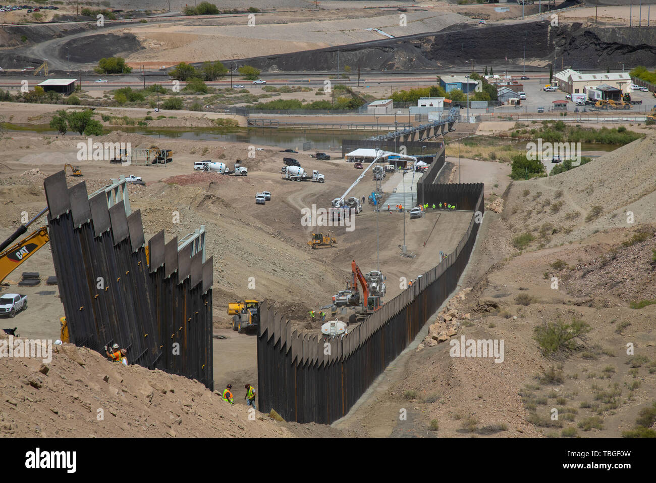 A wide view of construction on the privatelyfunded border wall scheme