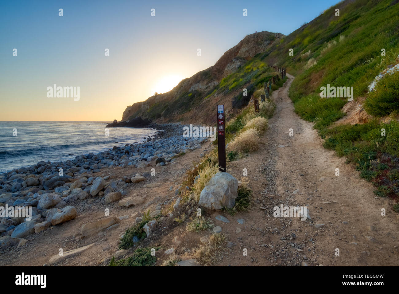 Coastal view of tall cliffs of Pelican Cove and Tovemore Trail at sunset, Rancho Palos Verdes, California Stock Photo