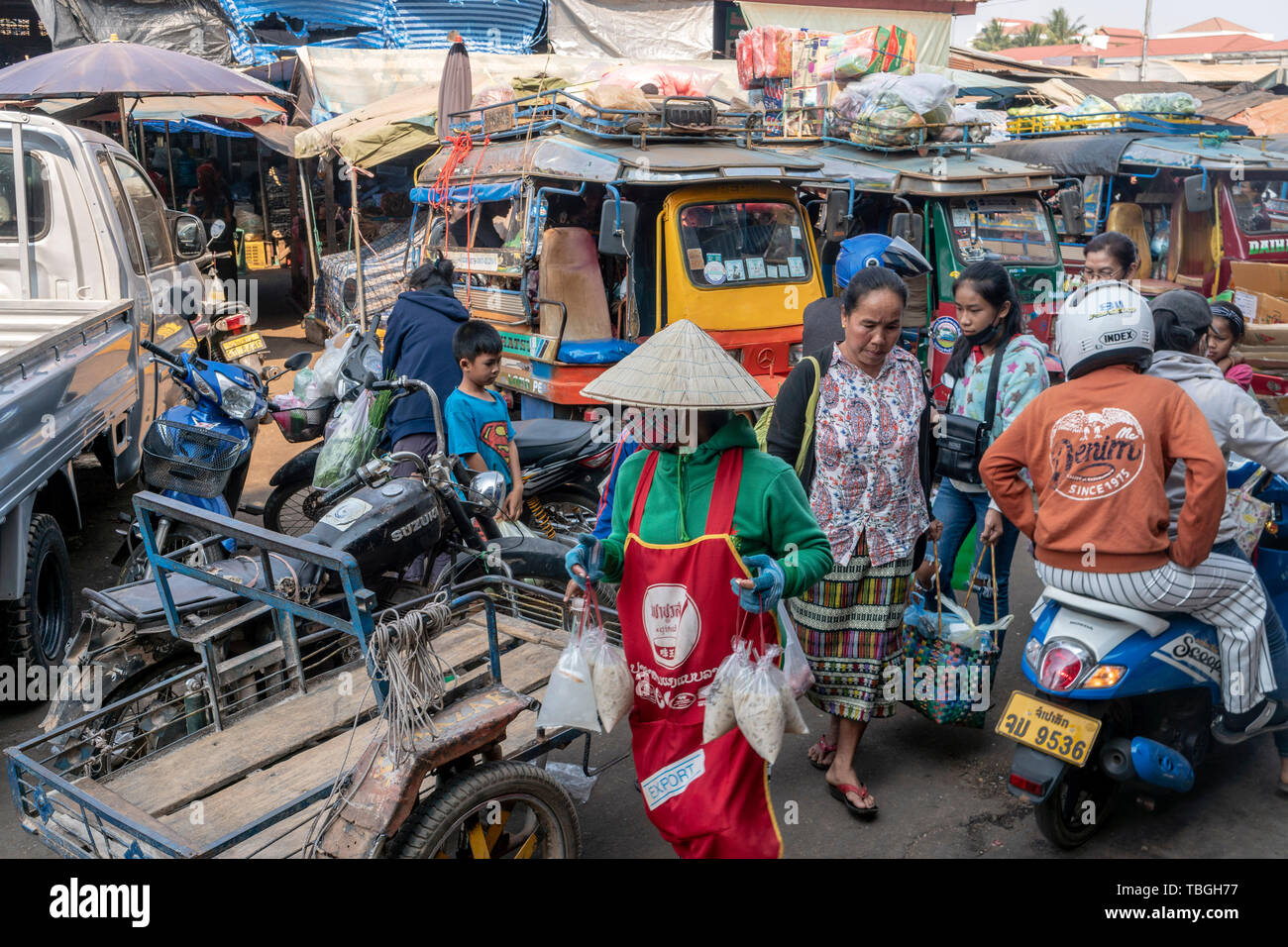 Busy people around Daoheuang Market in Pakse, Laos Stock Photo