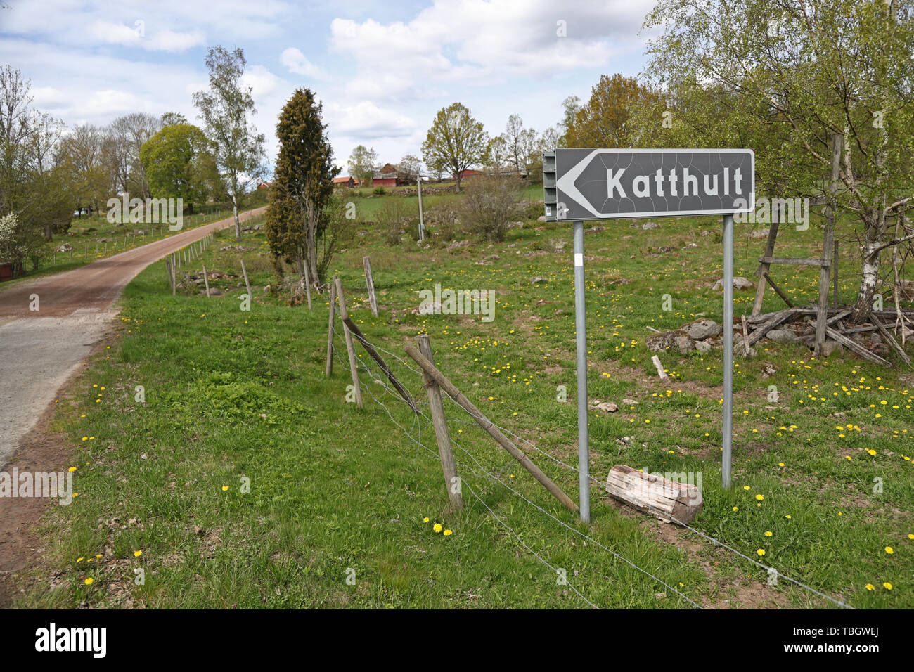 KATTHULT, GIBBERYD 20190515 Katthult, känt från Astrid Lindgrens böcker. Katthult är namnet på gården där den fiktiva figuren Emil i Lönneberga bodde. Böckerna om Emil är författade av Astrid Lindgren. När böckerna om Emil i Lönneberga skulle filmatiseras i början på 1970-talet valdes en av gårdarna i byn Gibberyd utanför Rumskulla ut som Katthult för filminspelningen. Foto Jeppe Gustafsson Stock Photo