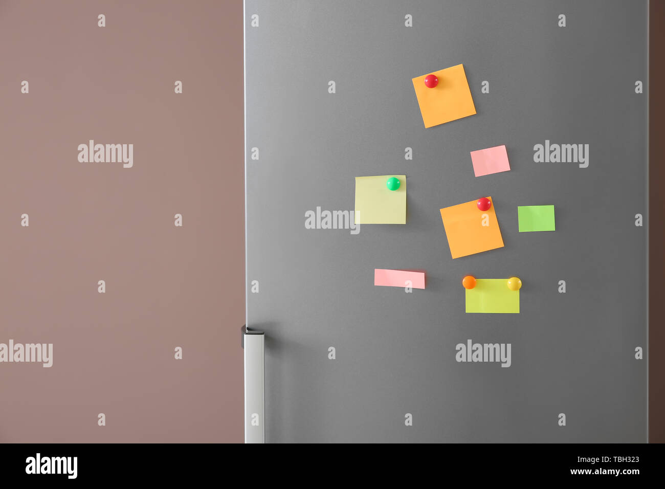 Sticky papers fridge hires stock photography and images Alamy