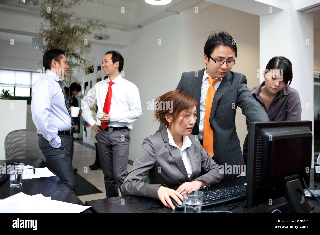 Professional office attire hi-res stock photography and images - Alamy
