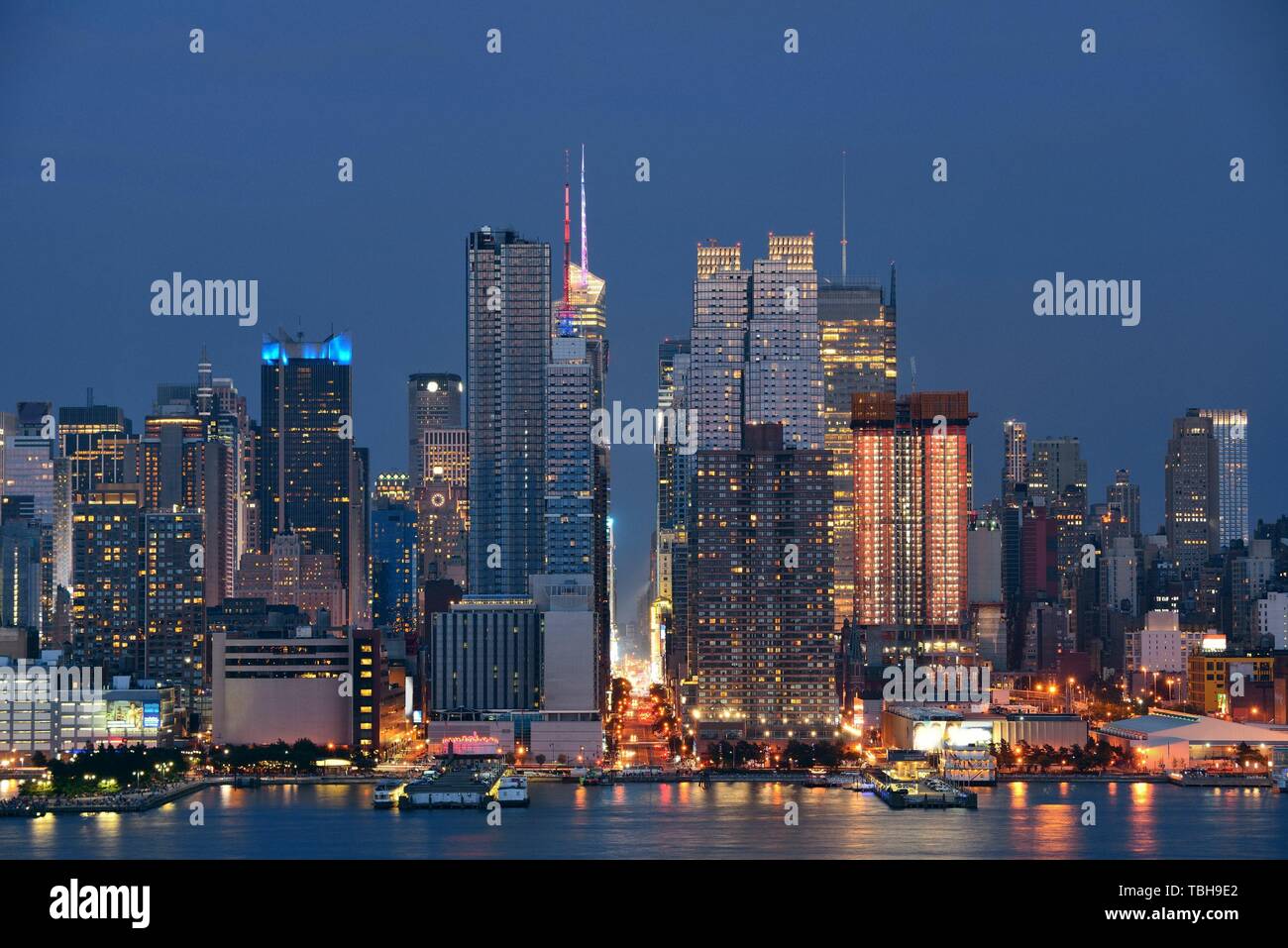 Manhattan midtown skyscrapers and New York City skyline at night Stock ...