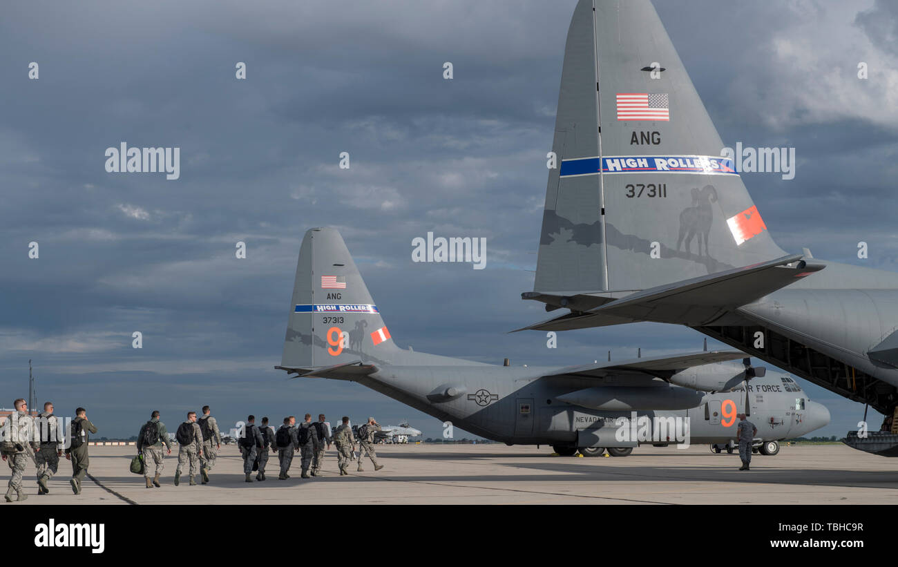 Airmen From The Idaho Air National Guard Walk To A C 130 Hercules From The 152nd Airlift Wing Reno Nevada At Gowen Field Boise Idaho On May 30 19 The Airmen Were Departing