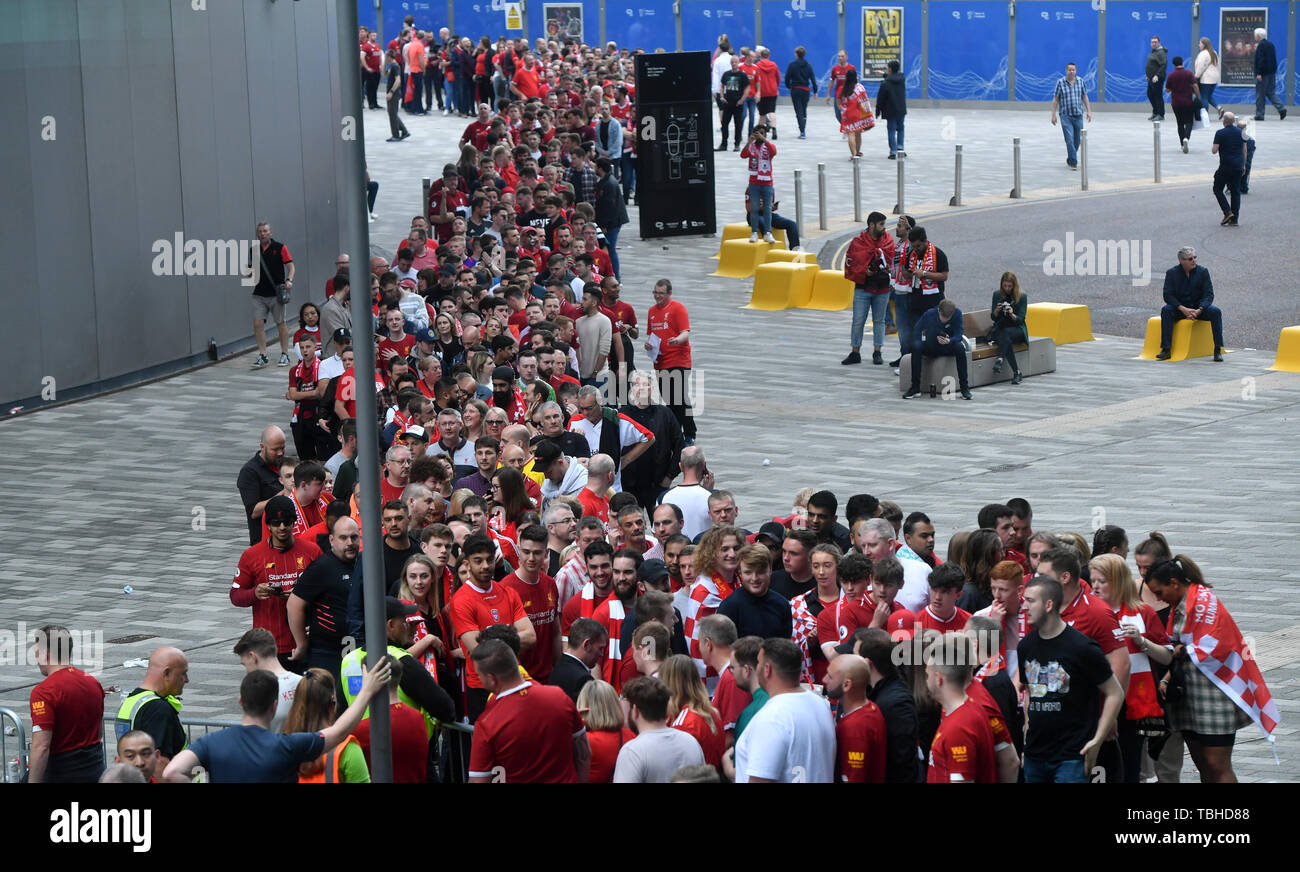 liverpool-fans-queue-to-get-in-to-watch-the-uefa-champions-league-final-at-the-ms-bank-arena-liverpool-TBHD88.jpg