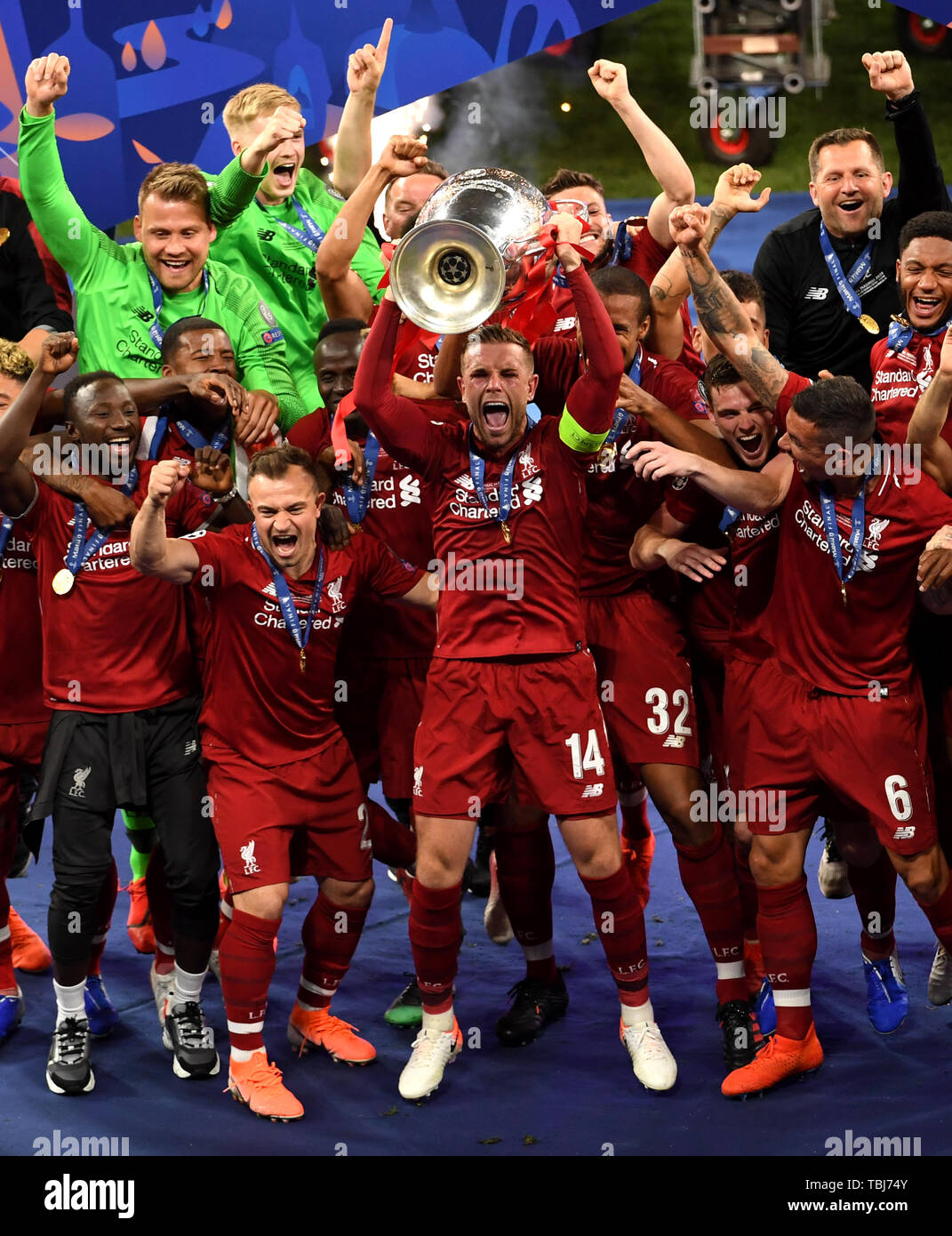 Liverpool captain Jordan Henderson lifts the UEFA Champions League Trophy  following the UEFA Champions League Final at the Wanda Metropolitano,  Madrid Stock Photo - Alamy