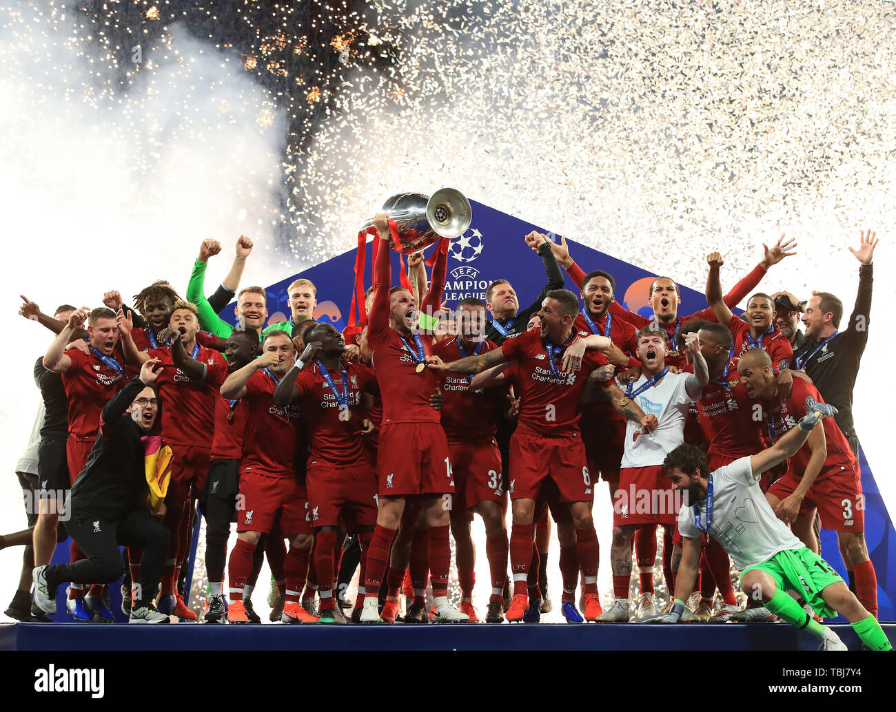 Liverpool's Jordan Henderson lifts the trophy with his team-mates after  winning the UEFA Champions League Final at the Wanda Metropolitano, Madrid  Stock Photo - Alamy