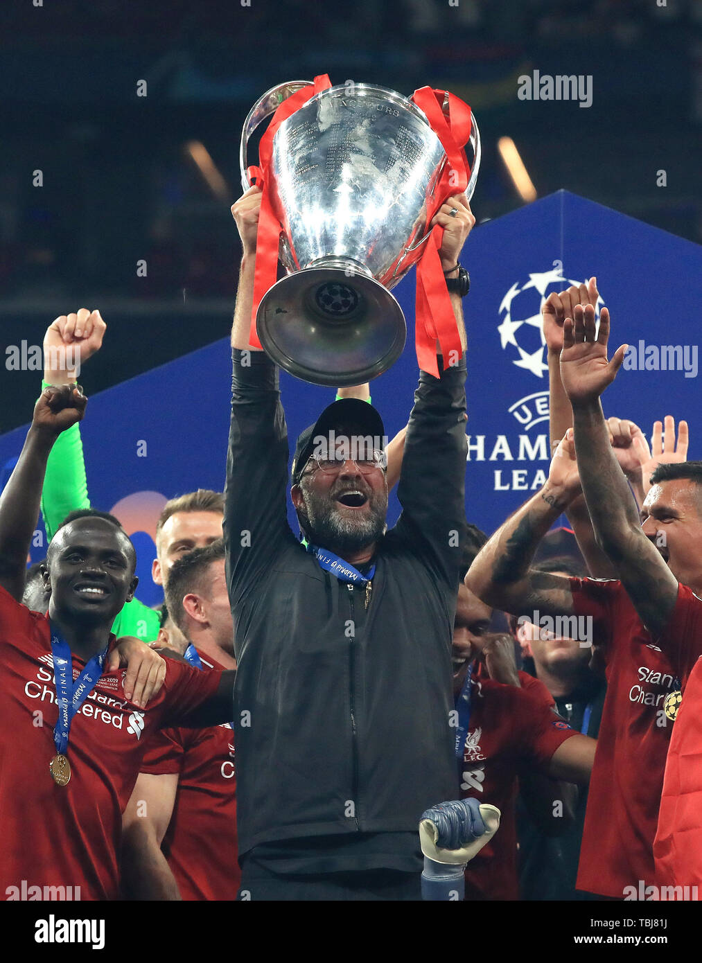 Liverpool manager Jurgen Klopp lifts the trophy with his team after winning  the UEFA Champions League Final at the Wanda Metropolitano, Madrid Stock  Photo - Alamy