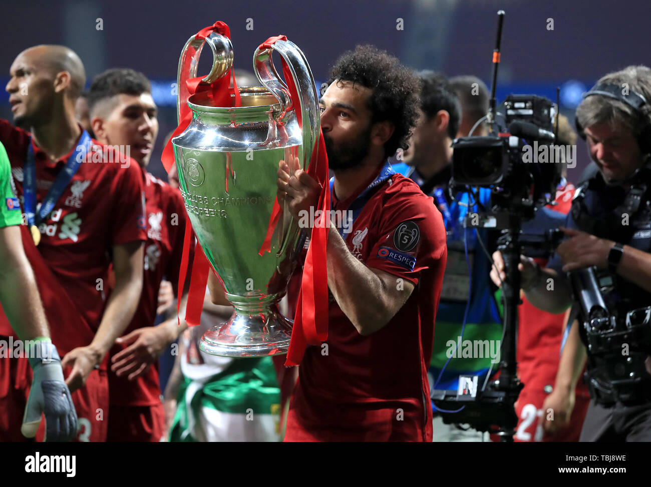  Liverpool's Mohamed Salah celebrates with the trophy after winning the Motiv 