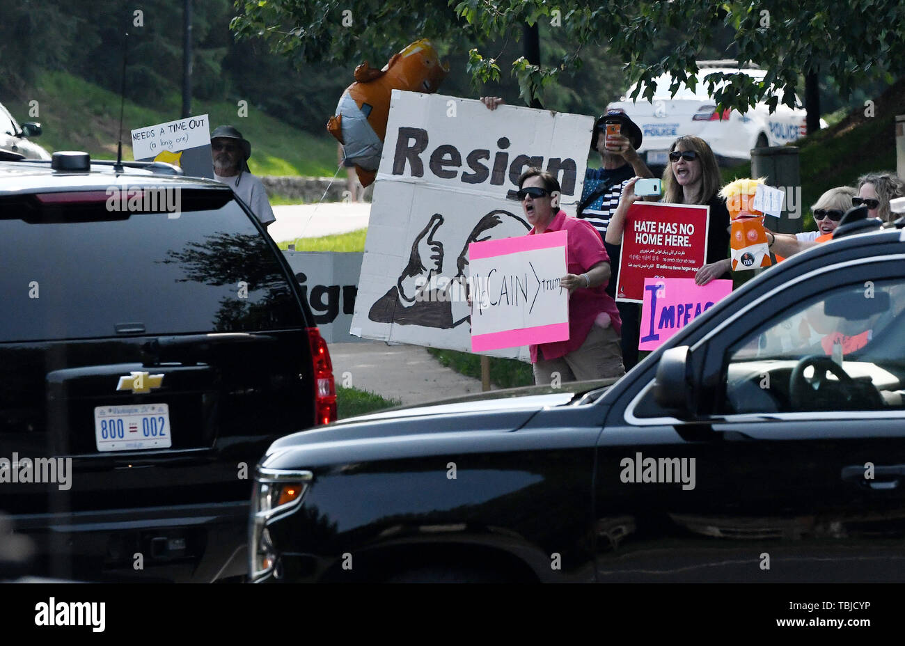 Sterling, Virginia, USA. 1st June, 2019. Protesters hold placards as United States President Donald J. Trump's motorcade leaves the Trump National Golf Club June 1, 2019 in Sterling, Virginia Credit: Olivier Douliery/CNP/ZUMA Wire/Alamy Live News Stock Photo