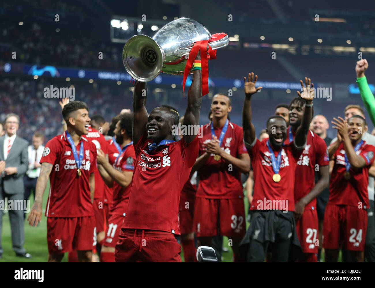 Sadio mane trophy hi-res stock photography and images - Alamy