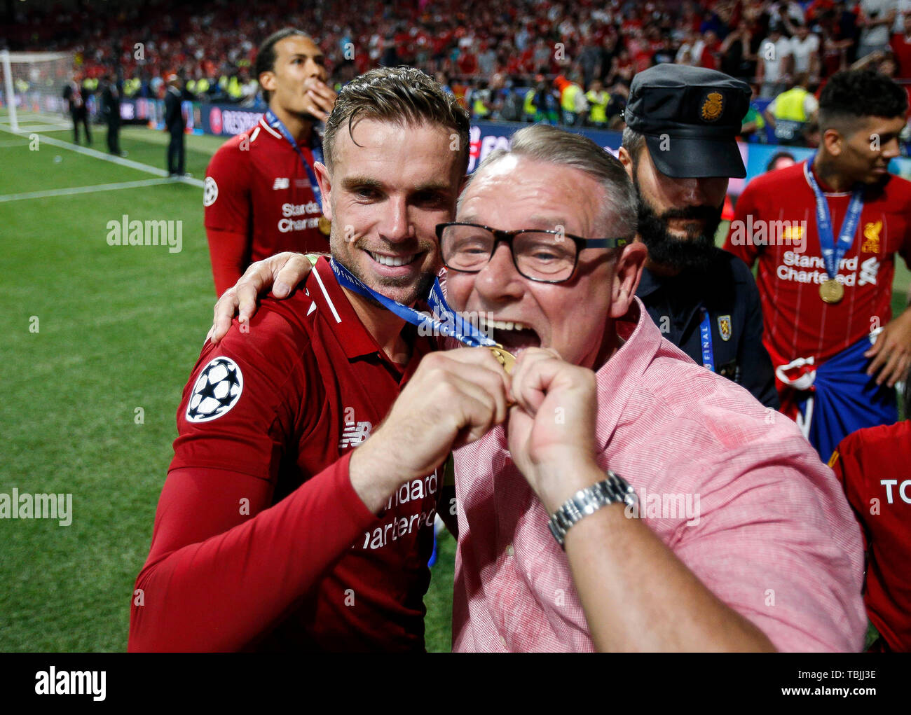 Individualitet Flåde afsked Madrid, Spain. 01st June, 2019. Jordan Henderson of Liverpool celebrates  with his Dad after the UEFA Champions League Final match between Tottenham  Hotspur and Liverpool at Wanda Metropolitano on June 1st 2019