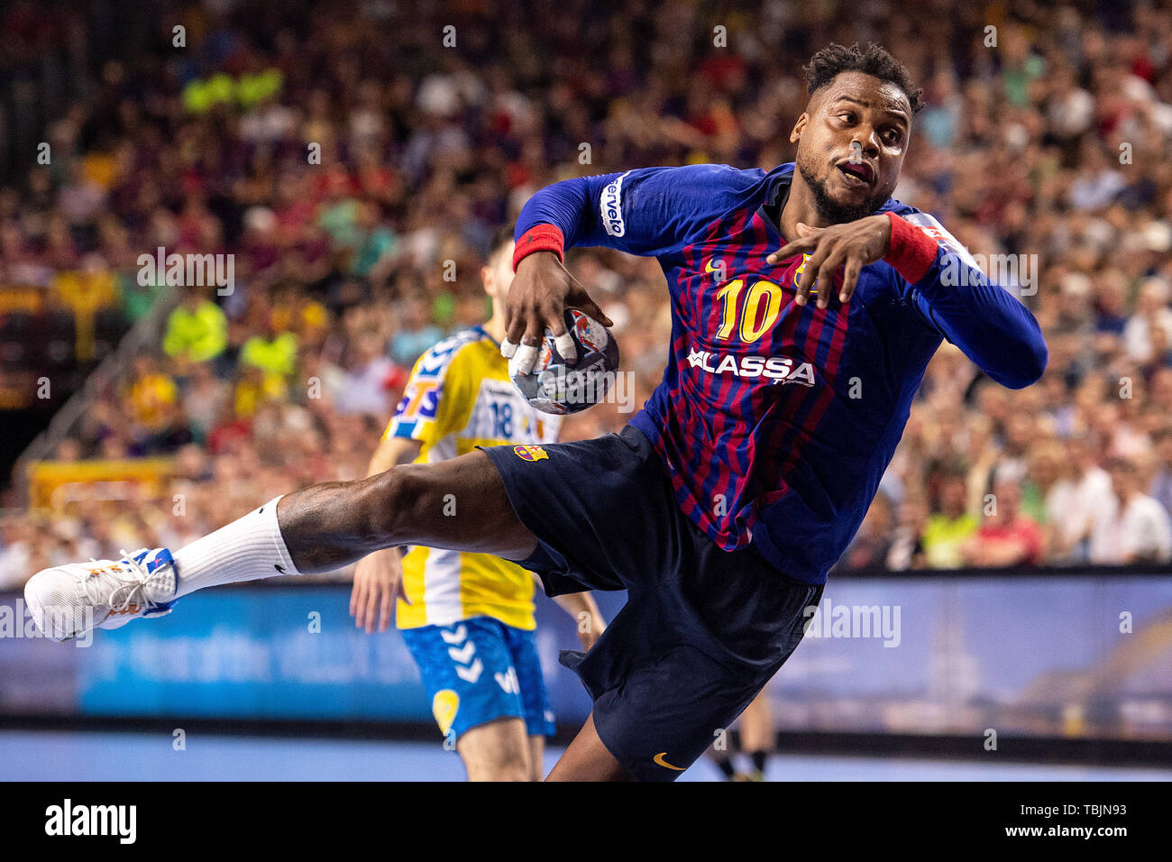 Cologne, Germany. 02nd June, 2019. Handball: Champions League, FC Barcelona  - PGE Vive Kielce, final round, final four, match for 3rd place.  Barcelona's Cedric Sorhaindo scores the goal. Credit: Marius  Becker/dpa/Alamy Live