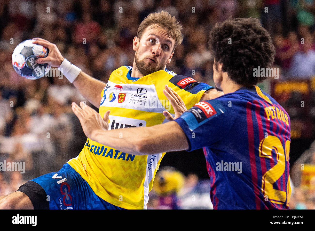 Cologne, Germany. 02nd June, 2019. Handball: Champions League, FC Barcelona  - PGE Vive Kielce, final round, final four, match for 3rd place.  Barcelona's Thiagus Petrus (r) tries to prevent Kielces Luka Cindric