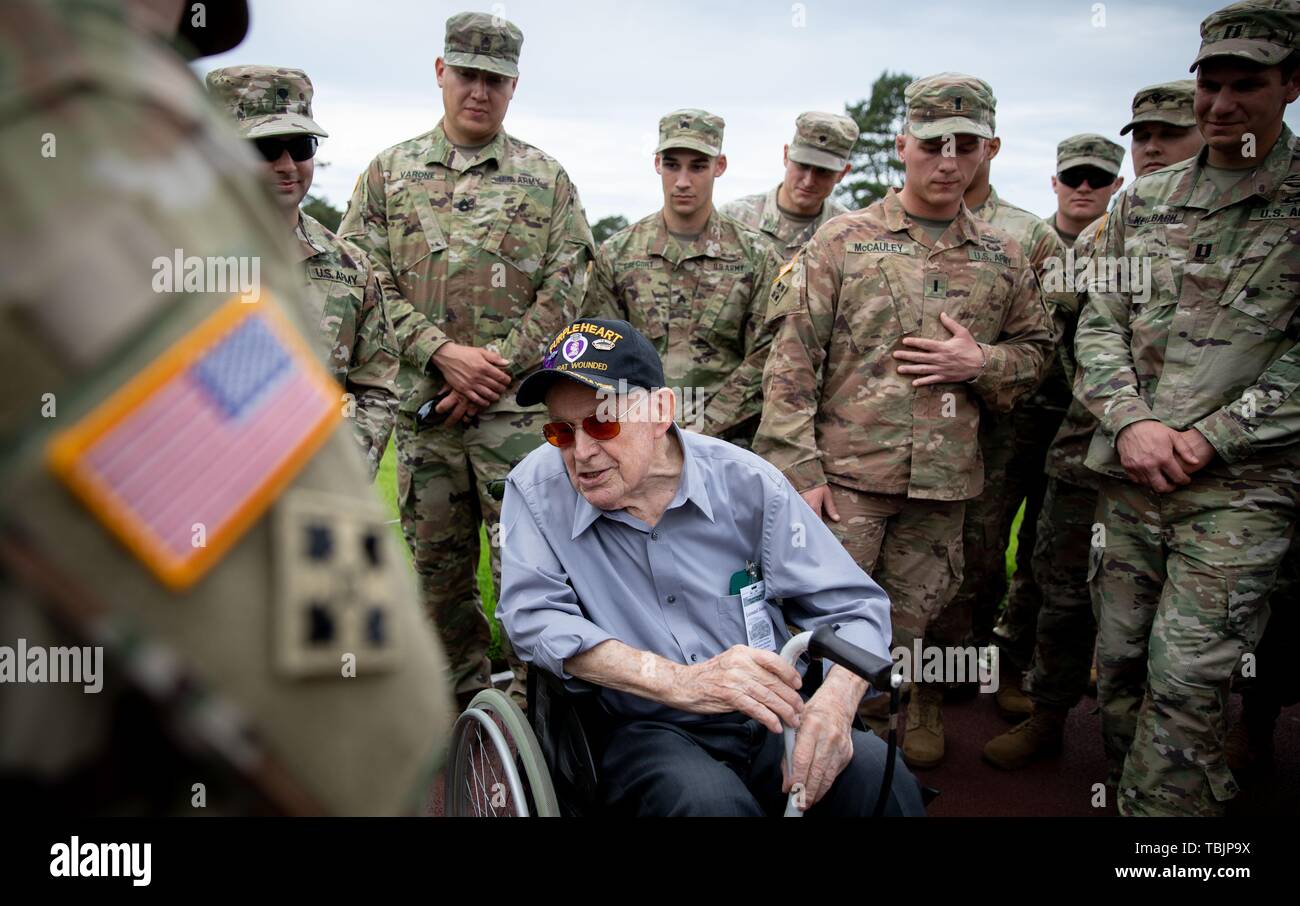 02 June 2019, France (France), Colleville-Sur-Mer: US soldiers talk to 98-year-old D-Day veteran Leonard Jindra at the military cemetery. The US President visits the cemetery. 06.06.2019 is the 75th anniversary of the landing of allied troops in Normandy (D-Day). Photo: Kay Nietfeld/dpa Stock Photo