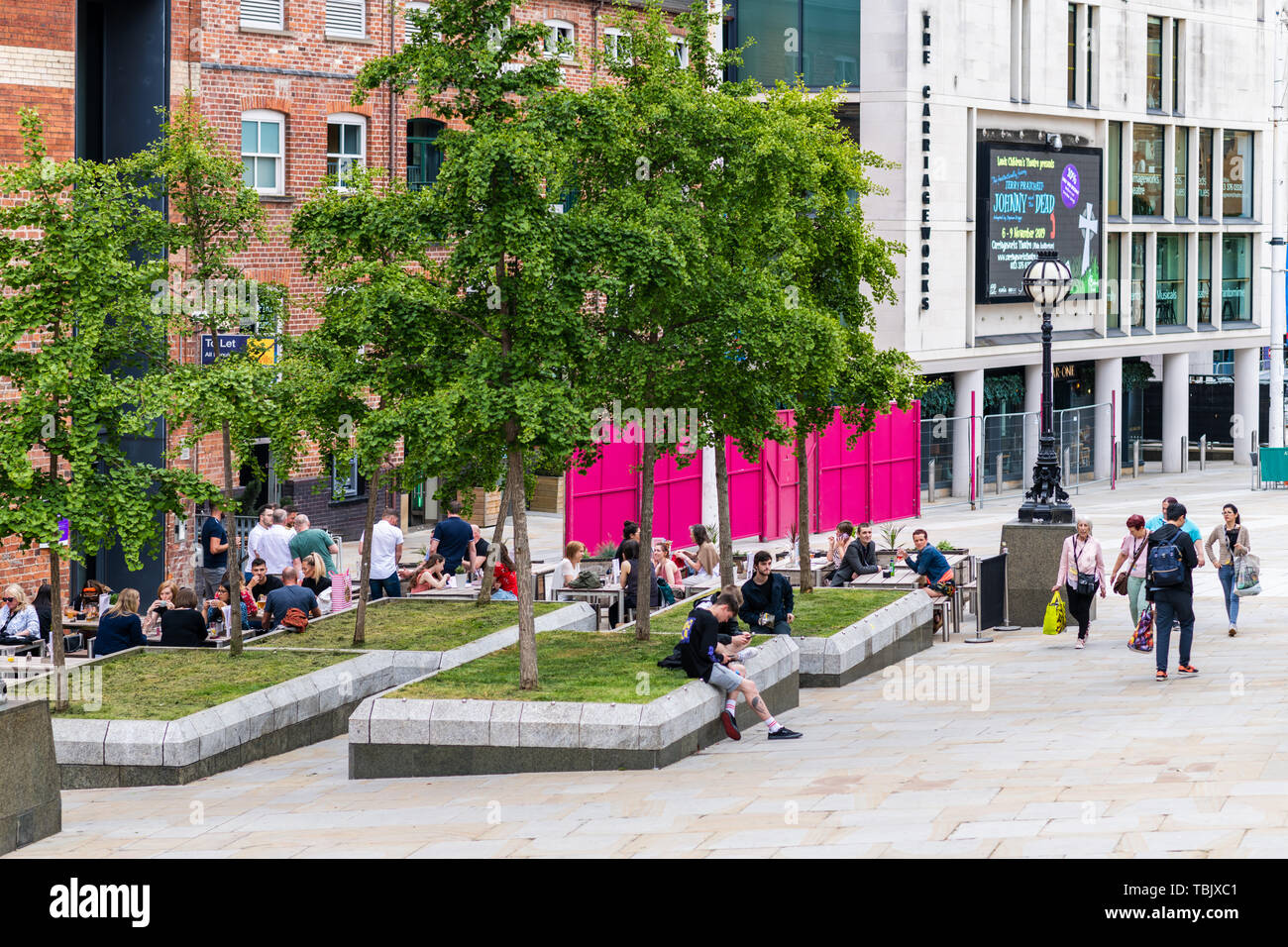 Crowds of people flock to Leeds at the weekend to enjoy a beer in the sunshine in the city Stock Photo